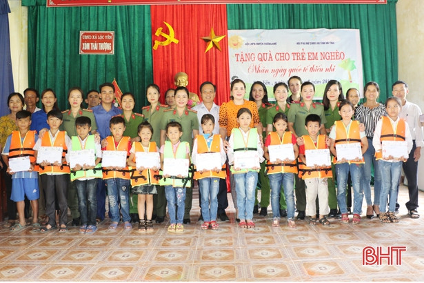 Phụ nữ Công an Hà Tĩnh tặng quà cho trẻ em nghèo học giỏi