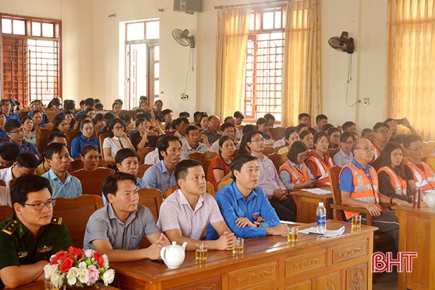 Hơn 500 cán bộ, đoàn viên thị xã Kỳ Anh vệ sinh “làm sạch biển”