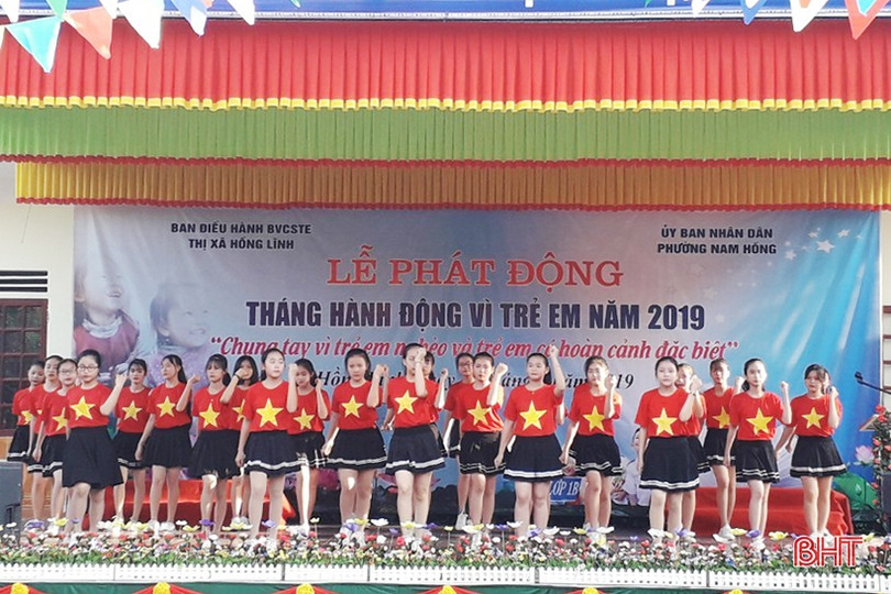 Thị xã Hồng Lĩnh trao quà cho 122 trẻ em hoàn cảnh khó khăn