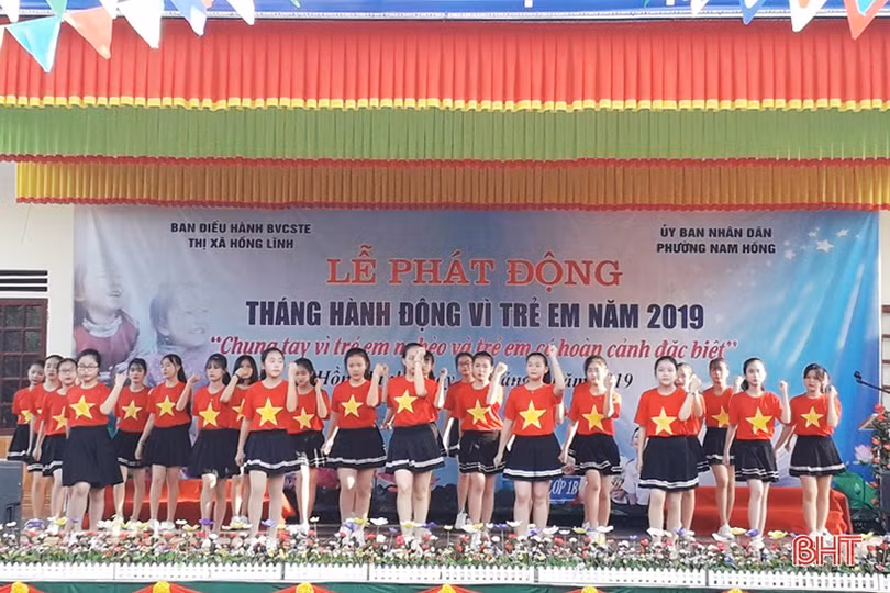 Thị xã Hồng Lĩnh trao quà cho 122 trẻ em hoàn cảnh khó khăn