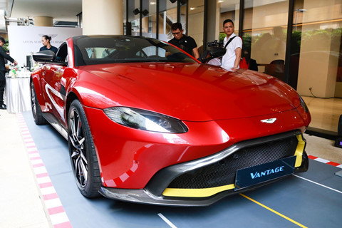 Aston Martin Vantage V8 - tăng hơn 4 lần: Một siêu xe khác của Aston Martin vừa được phân phối chính hãng tại Việt Nam là chiếc Vantage V8. Tại Mỹ, Aston Martin Vantage V8 đời 2019 có giá khoảng 150.000 USD (khoảng 3,5 tỷ). Sau khi về Việt Nam, siêu xe này đội giá lên đến gần 15 tỷ đồng - tăng hơn 4 lần so với giá gốc. Trái tim của Aston Martin Vantage V8 là khối động cơ tăng áp kép V8 4.0L, sản sinh công suất 500 mã lực và mô-men xoắn 685 Nm. Ảnh: Toàn Thiện. Xe siêu sang, siêu xe “đội giá” từ 3 tới 6 lần khi về Việt Nam