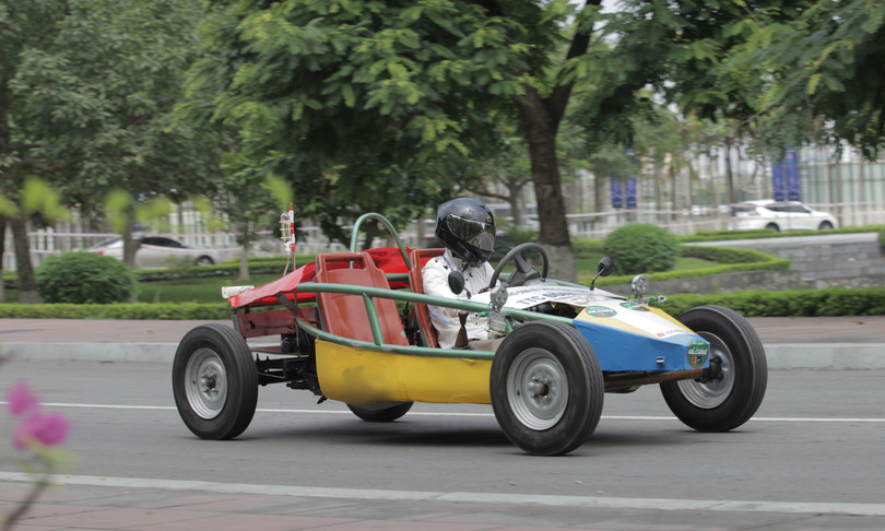 Sinh viên Việt chế xe chạy 1.091km với một lít xăng