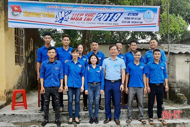 Áo xanh tình nguyện đồng hành cùng sỹ tử