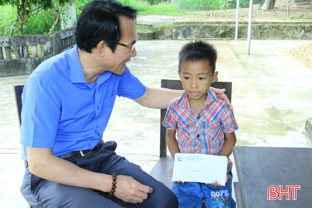 Nghi Xuân trao 30 suất quà cho trẻ em có hoàn cảnh khó khăn nhân ngày Quốc tế Thiếu nhi