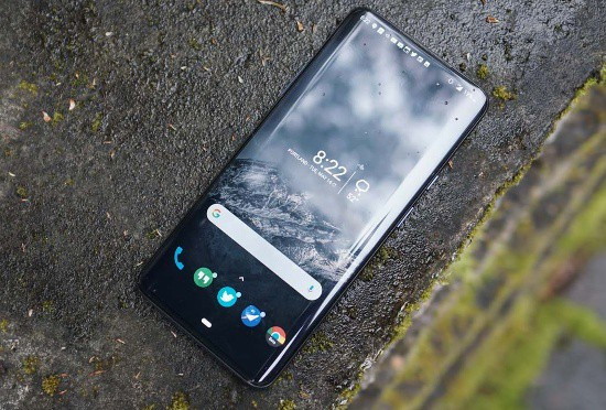 OnePlus 7 Pro vs Galaxy S10 Plus: kẻ tám lạng, người nửa cân! - Ảnh 2. OnePlus 7 Pro & Galaxy S10 Plus: “Kẻ tám lạng, người nửa cân”!