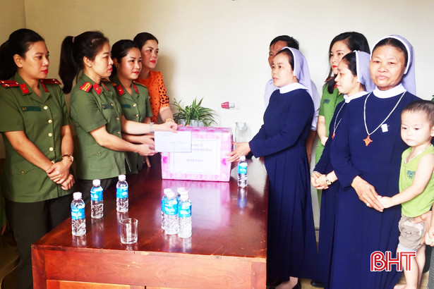 Phụ nữ Công an Hà Tĩnh tặng quà cho trẻ em nghèo học giỏi