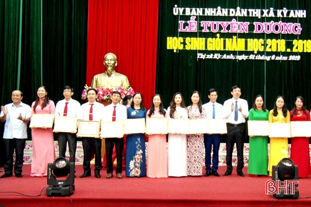 Thị xã Kỳ Anh tuyên dương 167 học sinh giỏi và 28 giáo viên