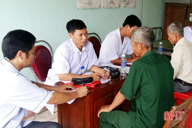 Hơn 400 người dân vùng thượng Kỳ Anh được khám, cấp thuốc miễn phí