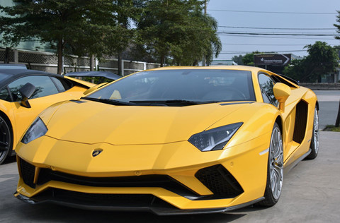 Lamborghini Aventador S - tăng 4 lần: Một trong những siêu xe được phân phối chính hãng có giá cao nhất Việt Nam hiện nay là chiếc Lamborghini Aventador S độc nhất của đại gia ngành thẩm mỹ. ""Siêu bò"" được trang bị động cơ hút khí tự nhiên V12 6.5L sản sinh công suất tối đa 740 mã lực và mô-men xoắn đạt 690 Nm. Tại Mỹ, siêu xe này có giá khoảng 421.350 USD (khoảng 9,9 tỷ) và tăng hơn 4 lần khi về Việt Nam, chạm mốc 40 tỷ. Ảnh: Chuong Huynh. Xe siêu sang, siêu xe “đội giá” từ 3 tới 6 lần khi về Việt Nam