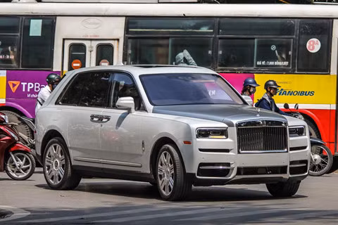 Xe siêu sang, siêu xe “đội giá” từ 3 tới 6 lần khi về Việt Nam