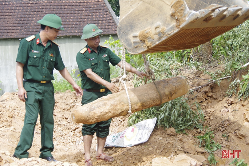 Hủy nổ quả bom nặng gần 250kg trong vườn nhà dân ở Hà Tĩnh