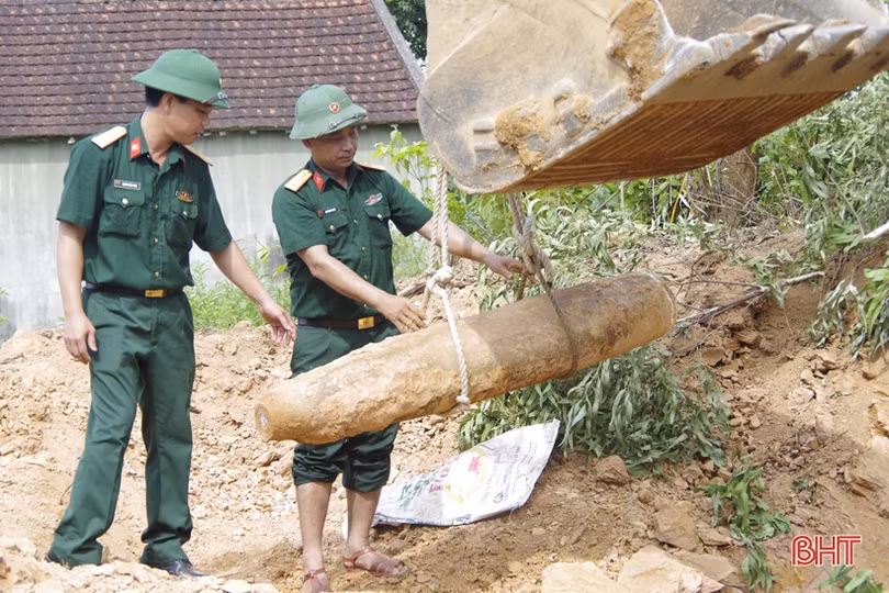 Hủy nổ quả bom nặng gần 250kg trong vườn nhà dân ở Hà Tĩnh