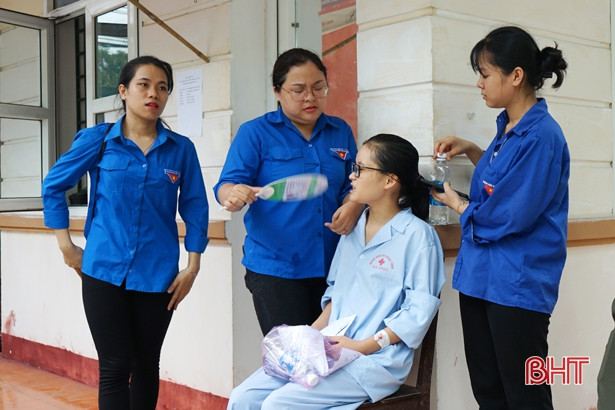 Áo xanh tình nguyện đồng hành cùng sỹ tử