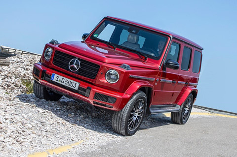 Mercedes-AMG G 63 2019 - tăng 3 lần: Mercedes-Benz Việt Nam đã công bố giá bán của mẫu SUV G 63 AMG là 10,62 tỷ đồng. Mức giá này ""dễ thở"" hơn rất nhiều so với mức giá 14 tỷ trước đây, khi chưa được nhập khẩu chính hãng. ""Vua địa hình"" sử dụng động cơ tăng áp kép V8 4.0L, sản sinh công suất 585 mã lực và mô-men xoắn 850 Nm. Tại Mỹ, mức giá khởi điểm của Mercedes-AMG G 63 là 147.000 USD (khoảng 3,2 tỷ). Ảnh: Carscoops. Xe siêu sang, siêu xe “đội giá” từ 3 tới 6 lần khi về Việt Nam