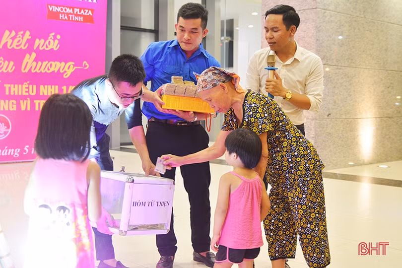 Kết nối yêu thương với trẻ em khiếm thị thành phố Hà Tĩnh