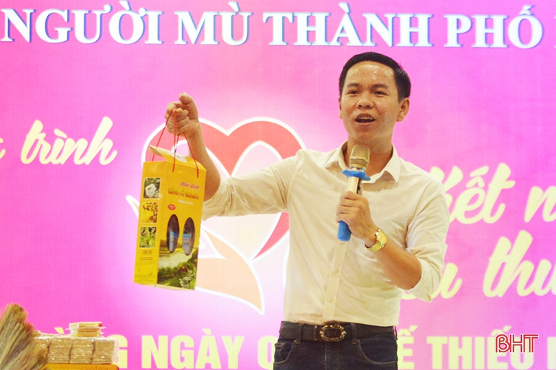 Kết nối yêu thương với trẻ em khiếm thị thành phố Hà Tĩnh