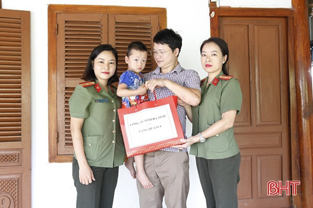 Phụ nữ Công an Hà Tĩnh tặng quà cho trẻ em nghèo học giỏi