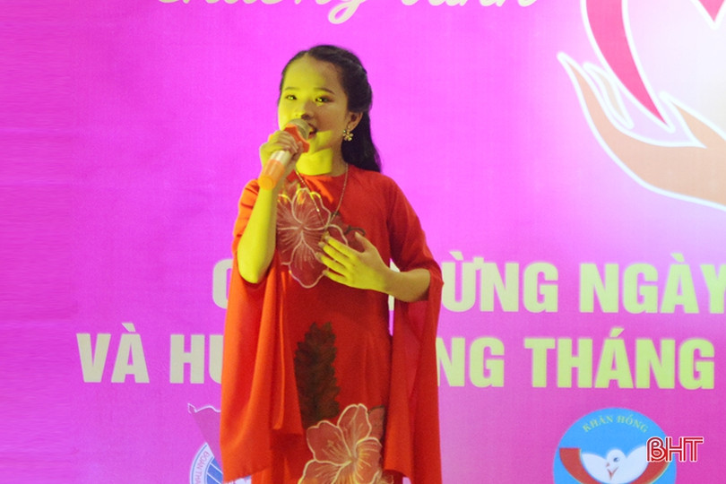 Kết nối yêu thương với trẻ em khiếm thị thành phố Hà Tĩnh