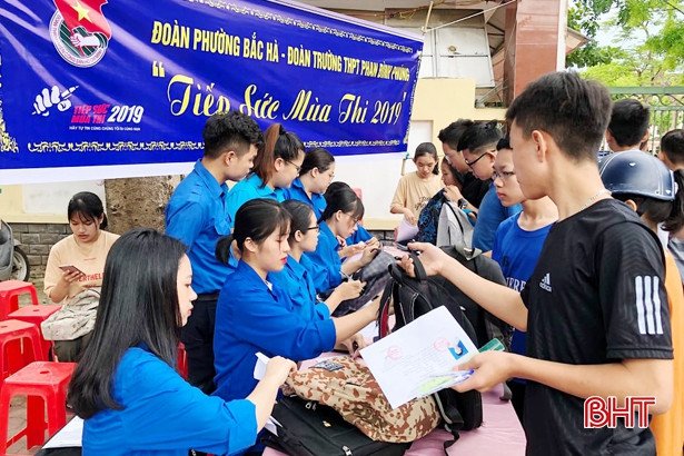 Áo xanh tình nguyện đồng hành cùng sỹ tử