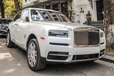 Rolls-Royce Cullinan - tăng 6 lần: Mẫu SUV siêu sang đầu tiên của Rolls-Royce đã được các đại gia Việt săn đón từ lâu nhưng đến tháng 5, chiếc đầu tiên mới cập bến. Xe sử dụng động cơ tăng áp V12 6.75L cho công suất 563 mã lực và mô-men xoắn lên tới 850 Nm. Mức giá cụ thể chưa được tiết lộ nhưng theo đại lý Rolls-Royce Motor Cars Hanoi, giá của SUV siêu sang này sẽ vượt hơn con số 41 tỷ đồng. Chiếc Cullinan đầu tiên cập bến Việt Nam qua đại lý tư nhân có giá được đồn đoán lên đến 45 tỷ đồng. Như vậy, mẫu xe này bị đội giá lên đến 6 lần so với con số 325.000 USD (khoảng 7,4 tỷ) tại Mỹ. Ảnh: Huy Bách. Xe siêu sang, siêu xe “đội giá” từ 3 tới 6 lần khi về Việt Nam