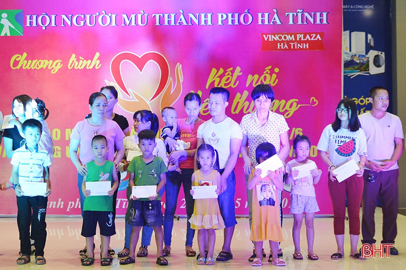 Kết nối yêu thương với trẻ em khiếm thị thành phố Hà Tĩnh