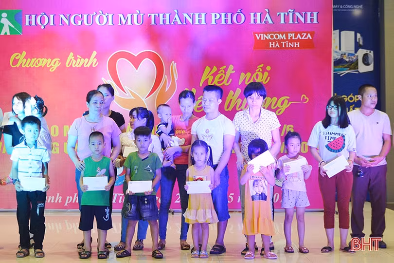 Kết nối yêu thương với trẻ em khiếm thị thành phố Hà Tĩnh