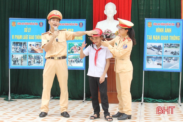 Gần 1.000 học sinh Hà Tĩnh học cách phòng đuối nước trước khi nghỉ hè