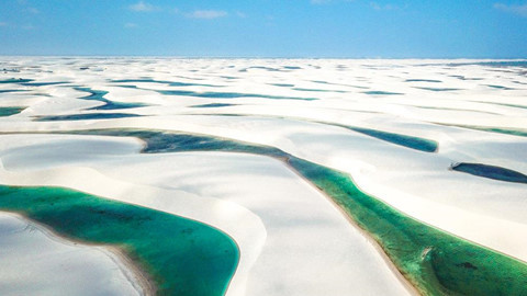 Kỳ lạ nghìn hồ nước xếp chi chít giữa sa mạc bước ra từ vũ trụ Marvel