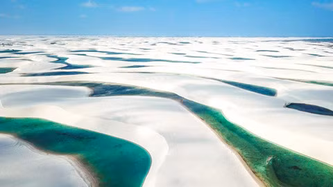 Kỳ lạ nghìn hồ nước xếp chi chít giữa sa mạc bước ra từ vũ trụ Marvel