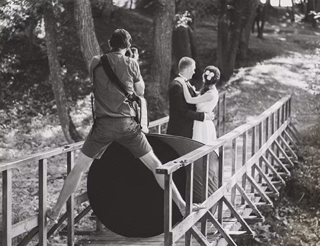 Muôn kiểu tạo dáng của nhiếp ảnh gia khi chụp ảnh cưới