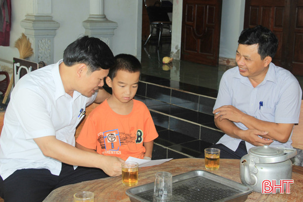 Nghi Xuân trao 30 suất quà cho trẻ em có hoàn cảnh khó khăn nhân ngày Quốc tế Thiếu nhi