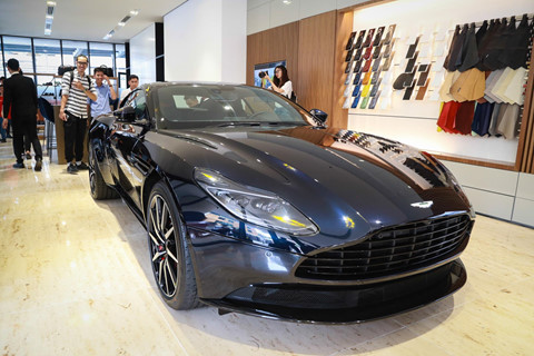 Aston Martin DB11 - tăng 3 lần: Sau khi mở đại lý tại Việt Nam, hãng siêu xe Anh bán ngay 3 chiếc DB11. Aston Martin DB11 sở hữu động cơ tăng áp kép V8 dung tích 4.0L sản sinh công suất 503 mã lực và mô-men xoắn cực đại 675 Nm. Sau khi xuất xưởng, Aston Martin DB11 có giá đề nghị là 200.000 USD (khoảng 4,7 tỷ). Hiện tại, DB11 đang được niêm yết với giá 15,7 tỷ tại Việt Nam. Như vậy, siêu xe Anh tăng giá hơn 3 lần sau khi cập bến Việt Nam. Ảnh: Toàn Thiện. Xe siêu sang, siêu xe “đội giá” từ 3 tới 6 lần khi về Việt Nam