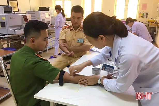 4 chiến sỹ Công an Hà Tĩnh hiến máu cứu người