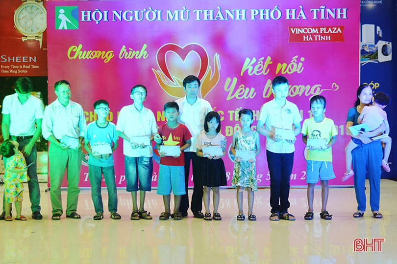Kết nối yêu thương với trẻ em khiếm thị thành phố Hà Tĩnh
