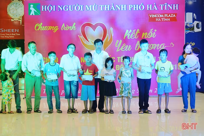 Kết nối yêu thương với trẻ em khiếm thị thành phố Hà Tĩnh
