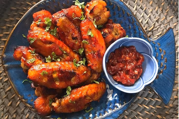 Làm cánh gà nướng ướp sốt cà chua giòn thơm dậy vị, bé nào cũng thích