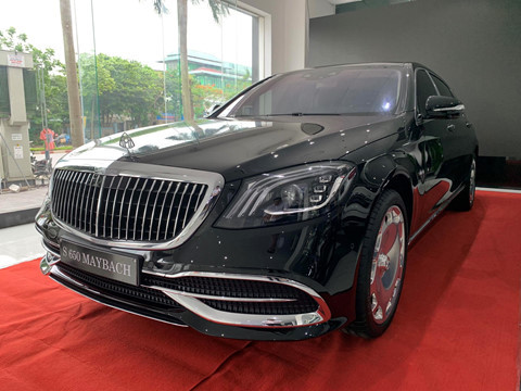 Mercedes-Maybach S 650 2019 - tăng hơn 3 lần: Mẫu sedan hạng sang đầu bảng của Mercedes - chiếc Maybach S 650 2019 đầu tiên tại Việt Nam vừa được bán ra với mức giá 15 tỷ đồng. Tại Mỹ, Mercedes-Maybach S 650 2019 có giá gần 200.000 USD (khoảng 4,7 tỷ). Như vậy, giá của Mercedes-Maybach S 650 tại Việt Nam đắt gấp 3 lần so với giá tại Mỹ. Mercedes-Maybach S 650 2019 được trang bị động cơ V12 6.0L cho công suất tối đa 630 mã lực và mô-men xoắn 1.000 Nm. Xe siêu sang, siêu xe “đội giá” từ 3 tới 6 lần khi về Việt Nam