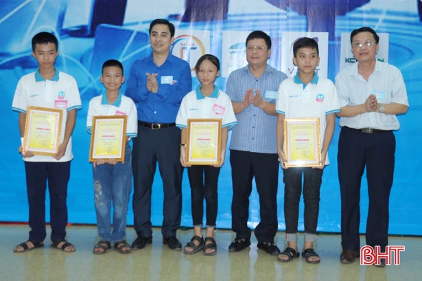 Cô trò nhỏ vùng biển Nghi Xuân giỏi võ, mê tin học và ước mơ làm kiến trúc sư