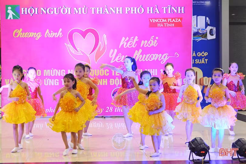 Kết nối yêu thương với trẻ em khiếm thị thành phố Hà Tĩnh