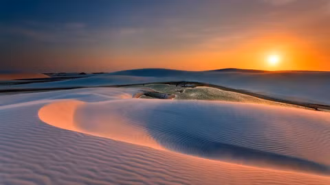 Kỳ lạ nghìn hồ nước xếp chi chít giữa sa mạc bước ra từ vũ trụ Marvel