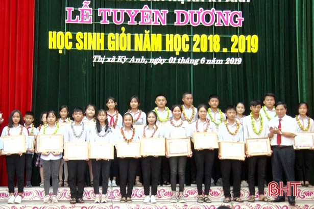 Thị xã Kỳ Anh tuyên dương 167 học sinh giỏi và 28 giáo viên