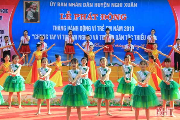 Nhiều phần quà tiếp sức trẻ em Hà Tĩnh đến trường