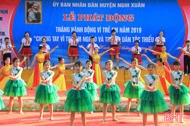 Nhiều phần quà tiếp sức trẻ em Hà Tĩnh đến trường