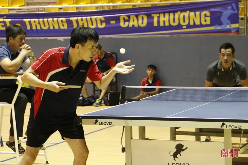 Các VĐV bứt phá trong ngày đầu thi đấu Giải Bóng bàn các CLB mở rộng Báo Hà Tĩnh