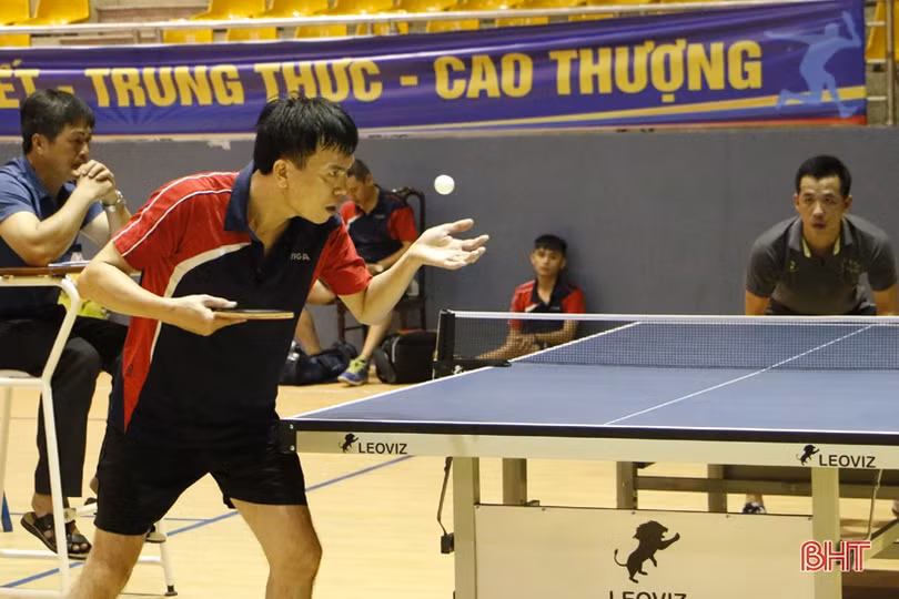 Các VĐV bứt phá trong ngày đầu thi đấu Giải Bóng bàn các CLB mở rộng Báo Hà Tĩnh