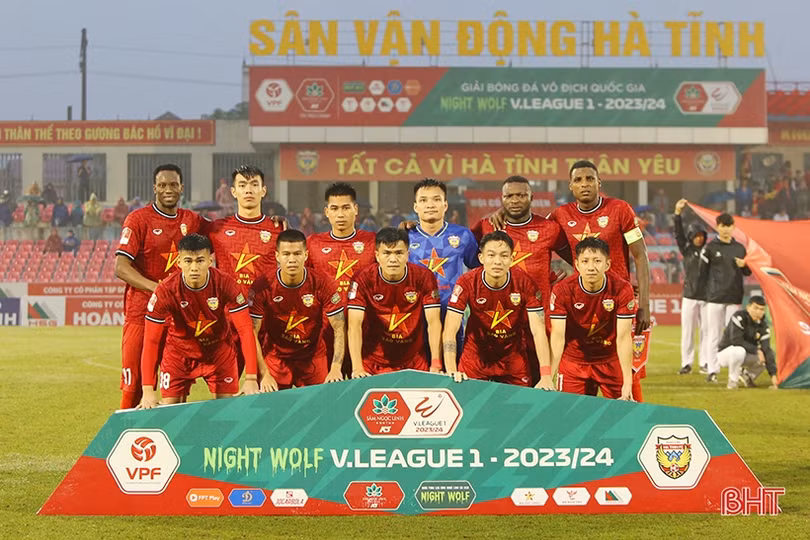 Hồng Lĩnh Hà Tĩnh vs Nam Định: Siêu phẩm, thẻ đỏ và mưa bàn thắng!