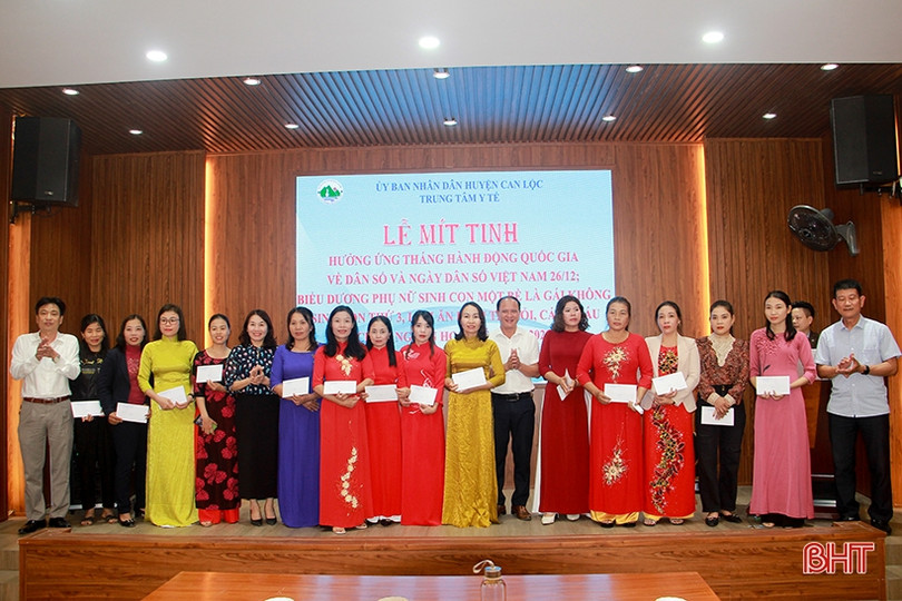 Can Lộc biểu dương 18 gia đình sinh con một bề là gái, làm kinh tế giỏi