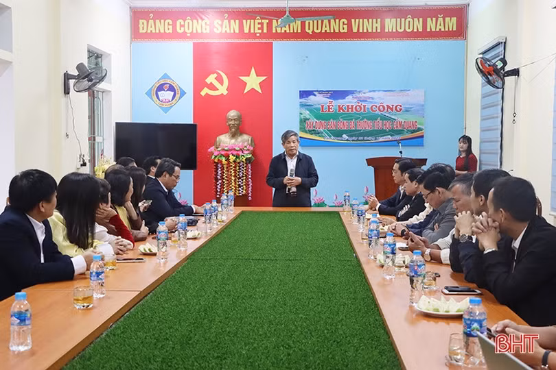 Khởi công xây dựng sân bóng đá mini Trường Tiểu học Cẩm Quang