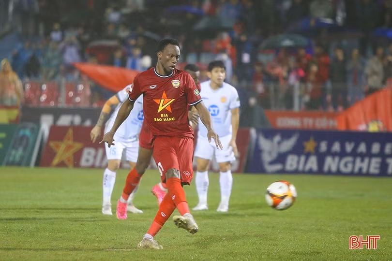 Hồng Lĩnh Hà Tĩnh vs Nam Định: Siêu phẩm, thẻ đỏ và mưa bàn thắng!