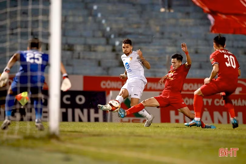 Thấy gì sau trận thua của Hồng Lĩnh Hà Tĩnh trước Thép Xanh Nam Định?